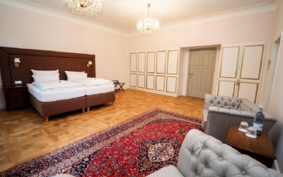 In der zentral gelegenen Garten Suite steht das Gefühl von Weite und Entspannung im Mittelpunkt. Die private Whirlpool-Badewanne im großzügigen Badezimmer lädt zu ruhigen Momenten ein. 