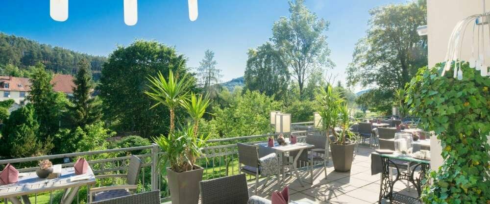 Gartenterrasse mit Blick in den Park
