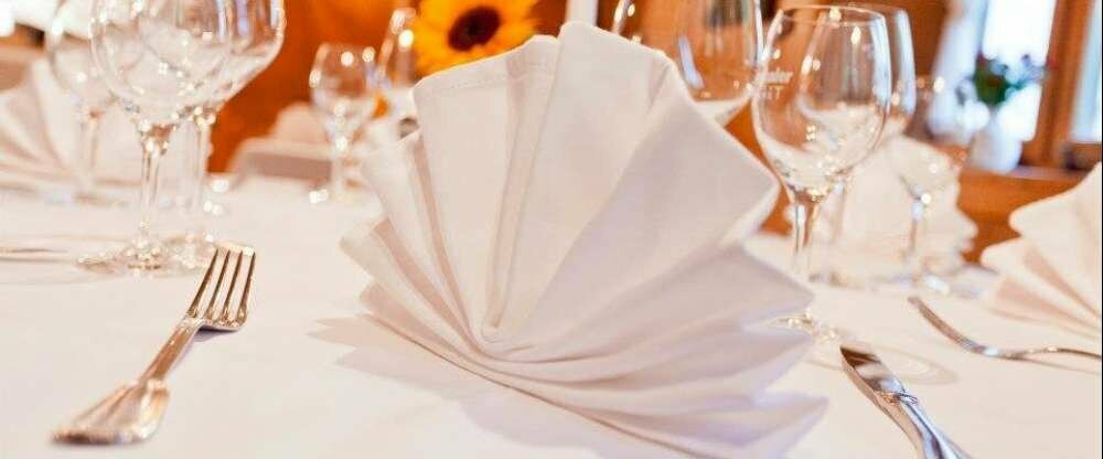 Gedeckter Tisch in der Buchenhainstube im Erdgeschoss. Eine von 5 Stuben im Restaurant. Wir decken die Tische nach Ihrem Wunsch bei Feiern.