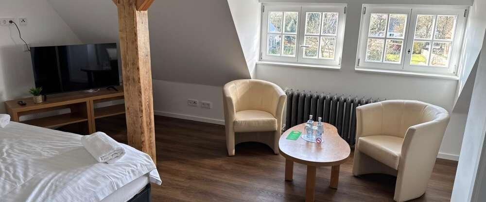 Erleben Sie gemütlichen Schlosskomfort in einem kleineren, individuell eingerichteten Zimmer im historischen Schlossgebäude von Schloss Krugsdorf. Trotz der kompakten Größe genießen Sie hier eine behagliche Atmosphäre und liebevoll ausgewählte Details, di