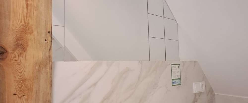 Erleben Sie gemütlichen Schlosskomfort in einem kleineren, individuell eingerichteten Zimmer im historischen Schlossgebäude von Schloss Krugsdorf. Trotz der kompakten Größe genießen Sie hier eine behagliche Atmosphäre und liebevoll ausgewählte Details, di