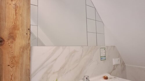 Erleben Sie gemütlichen Schlosskomfort in einem kleineren, individuell eingerichteten Zimmer im historischen Schlossgebäude von Schloss Krugsdorf. Trotz der kompakten Größe genießen Sie hier eine behagliche Atmosphäre und liebevoll ausgewählte Details, di