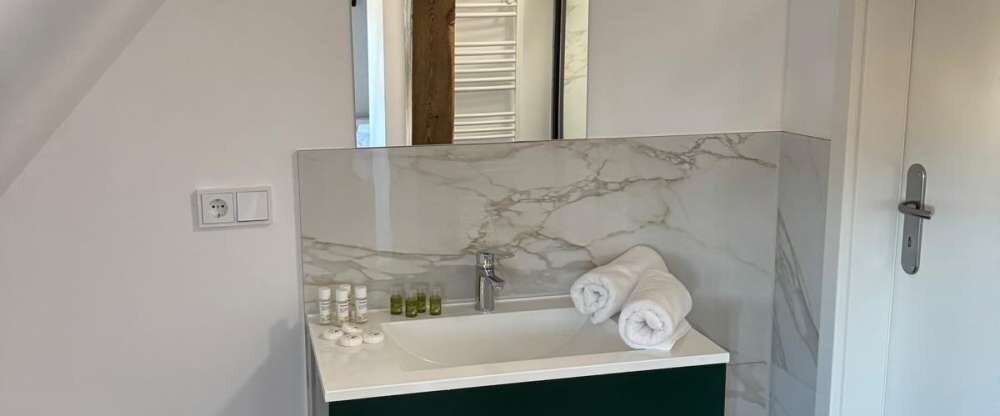 Erleben Sie gemütlichen Schlosskomfort in einem kleineren, individuell eingerichteten Zimmer im historischen Schlossgebäude von Schloss Krugsdorf. Trotz der kompakten Größe genießen Sie hier eine behagliche Atmosphäre und liebevoll ausgewählte Details, di