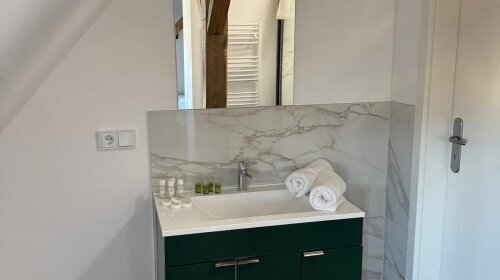 Erleben Sie gemütlichen Schlosskomfort in einem kleineren, individuell eingerichteten Zimmer im historischen Schlossgebäude von Schloss Krugsdorf. Trotz der kompakten Größe genießen Sie hier eine behagliche Atmosphäre und liebevoll ausgewählte Details, di