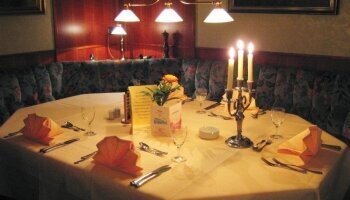 Genießen Sie ein Menu an einem unserer festlich gedeckten Tische