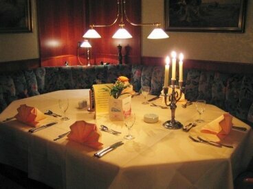 Genießen Sie ein Menu an einem unserer festlich gedeckten Tische, Quelle: Hotel Meyn