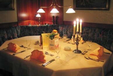 Genießen Sie ein Menu an einem unserer festlich gedeckten Tische, Quelle: Hotel Meyn