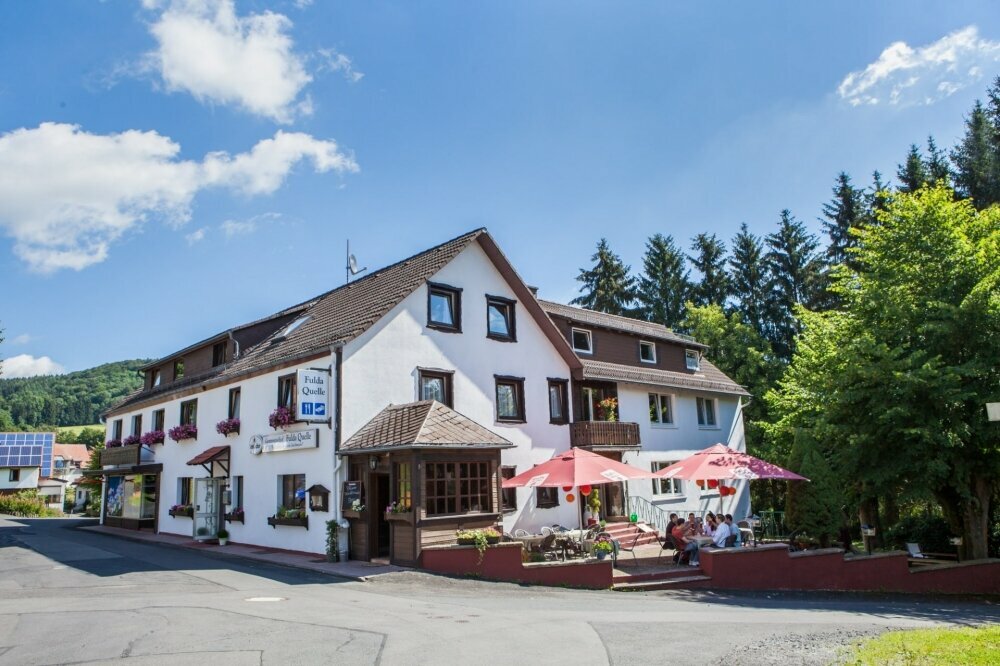 Genussgasthof im Sommer, Quelle: Hotel Berghof Wasserkuppe & Gästehaus Fuldaquelle 