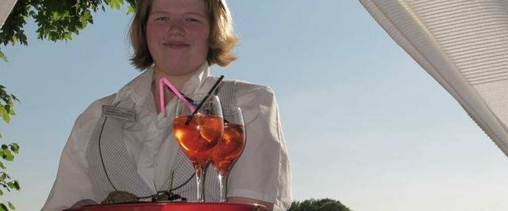 Getränkeservice im Wellnesshofgarten