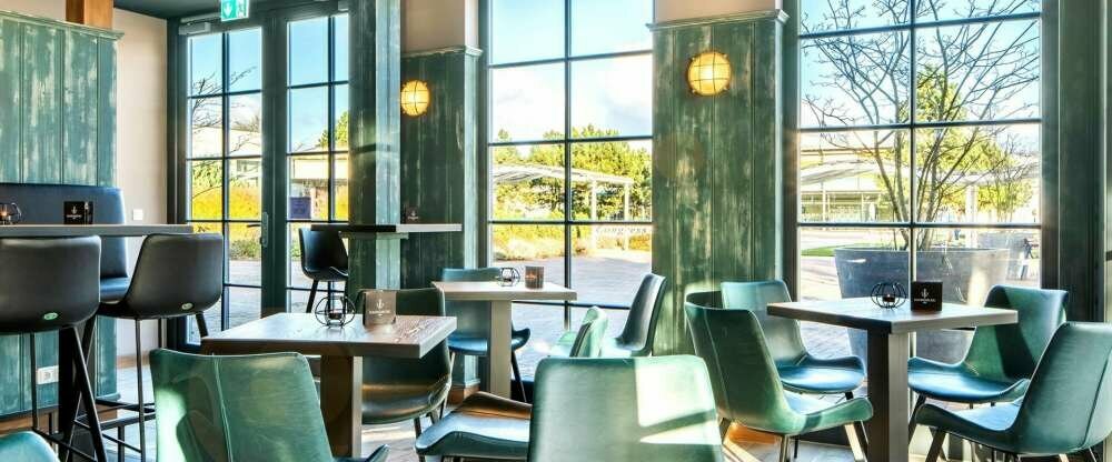 Aus der Vielfalt von über 50 Ginsorten sowie eigens hergestellten Sirupen, werden einzigartige Getränke und Cocktails angeboten. 