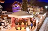 Almstüberl und Hotel im Winter