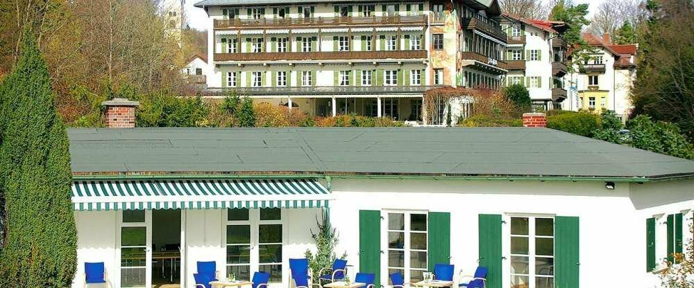 Golfhaus mit Hotel im Hintergrund