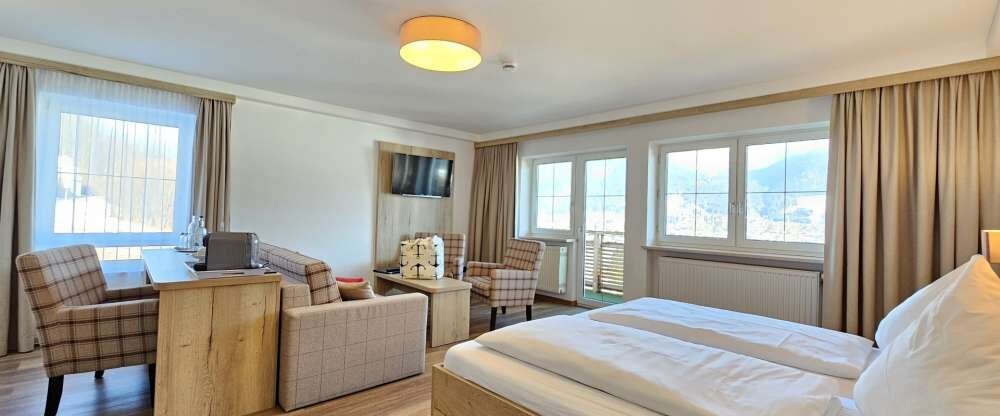 Das Grand Appartement mit ca. 48 m² bietet Platz für 2 – 4 Personen. Es besteht aus einem Doppelbett mit großzügigem Wohnbereich, Schlafsofa für 2 Personen. Ein herrlicher, direkter Ausblick auf Oberstdorf, das Tal und die Bergwelt mit dem Nebelhorn ist v