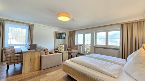 Das Grand Appartement mit ca. 48 m² bietet Platz für 2 – 4 Personen. Es besteht aus einem Doppelbett mit großzügigem Wohnbereich, Schlafsofa für 2 Personen. Ein herrlicher, direkter Ausblick auf Oberstdorf, das Tal und die Bergwelt mit dem Nebelhorn ist v