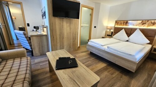 Das Grand Apartment mit ca. 45 m² bietet Platz für 2 – 4 Personen. Ein Doppelbett im Wohnbereich mit Schlafsofa für 2 Personen und ein separates Wohnzimmer mit Schlafsofa für 2 Personen. Vom Panoramabalkon aus hat man einen schönen Ausblick, Richtung Söll