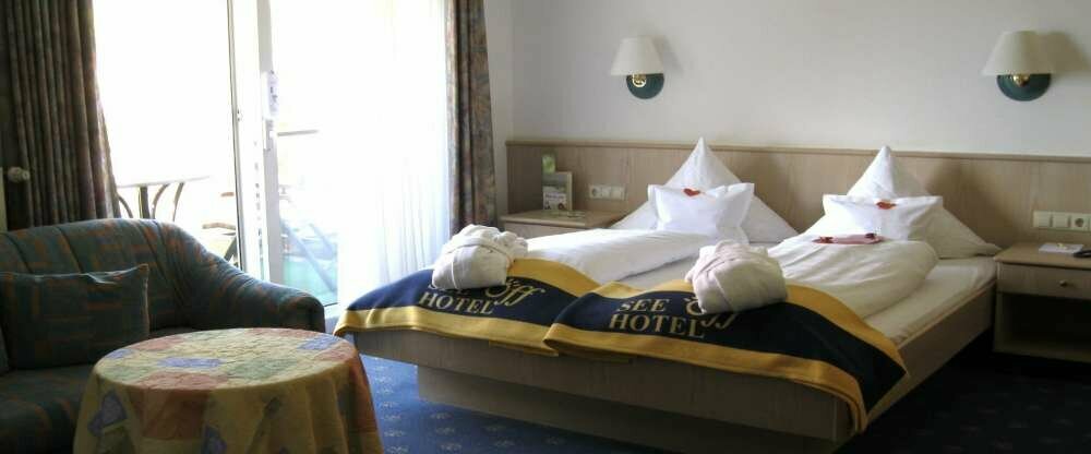 großes Doppelzimmer mit Balkon zur Seite und seitliche Seesicht