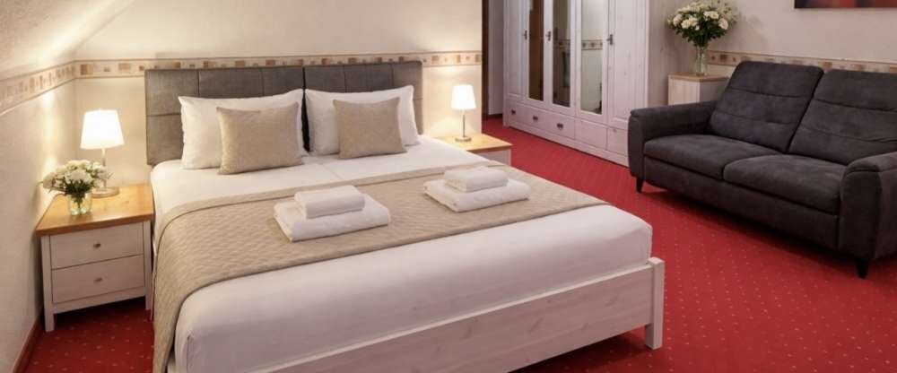 Erleben Sie großzügigen Raum, stilvolles Ambiente und höchsten Komfort im Superior-Doppelzimmer.