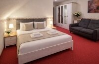 Erleben Sie großzügigen Raum, stilvolles Ambiente und höchsten Komfort im Superior-Doppelzimmer.