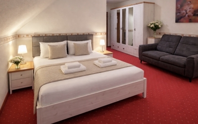 Erleben Sie großzügigen Raum, stilvolles Ambiente und höchsten Komfort im Superior-Doppelzimmer.