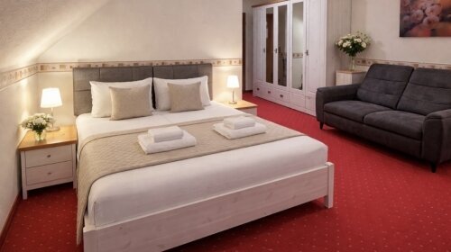 Erleben Sie großzügigen Raum, stilvolles Ambiente und höchsten Komfort im Superior-Doppelzimmer.