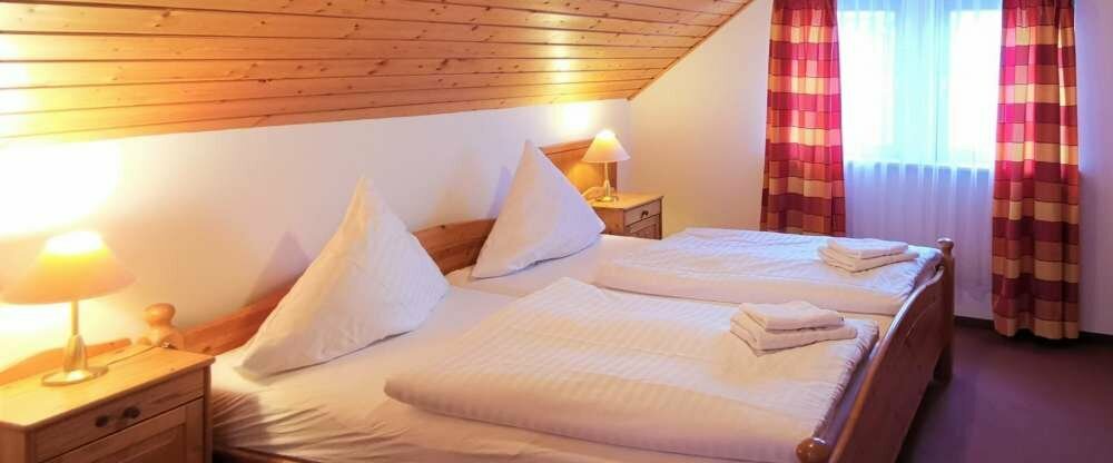 Großzügiges Schlafzimmer in einer Ferienwohnung