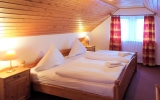 Großzügiges Schlafzimmer in einer Ferienwohnung