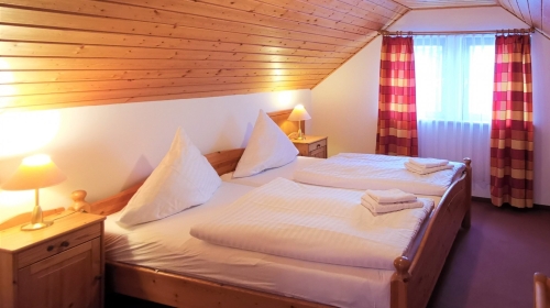 Großzügiges Schlafzimmer in einer Ferienwohnung
