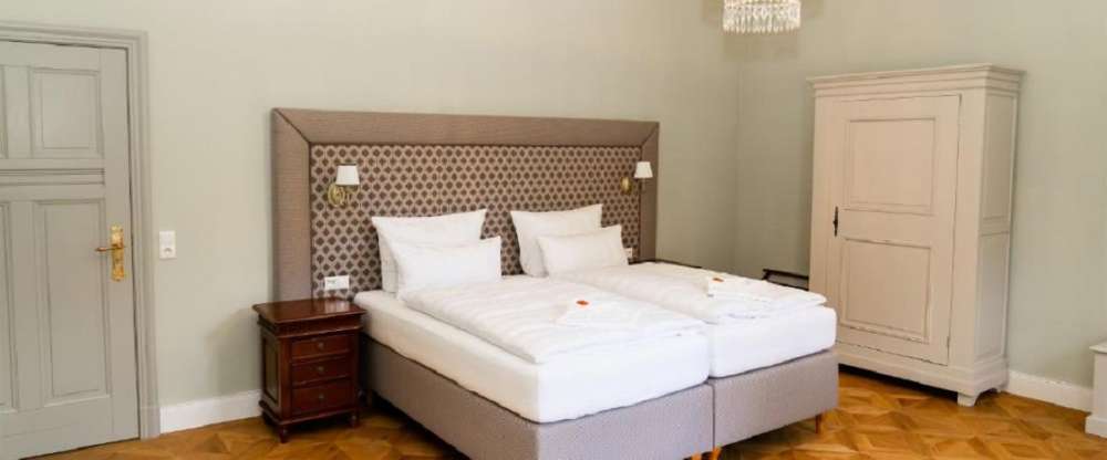 In der nach Süden ausgerichteten Grünen Suite beginnt der Tag mit einem weiten Blick durch die großen Fenster in den Schlosspark. 