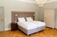 In der nach Süden ausgerichteten Grünen Suite beginnt der Tag mit einem weiten Blick durch die großen Fenster in den Schlosspark. 