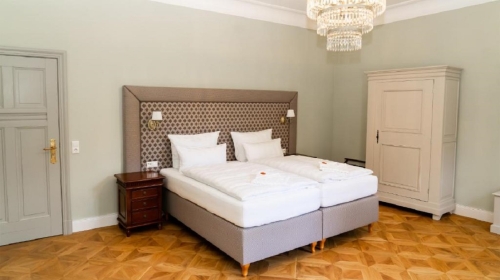 In der nach Süden ausgerichteten Grünen Suite beginnt der Tag mit einem weiten Blick durch die großen Fenster in den Schlosspark. 