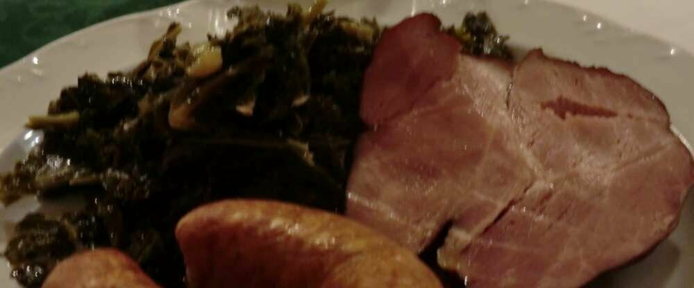 Lippischer Grünkohl Teller mit Bregenwurst und Kasseler, 