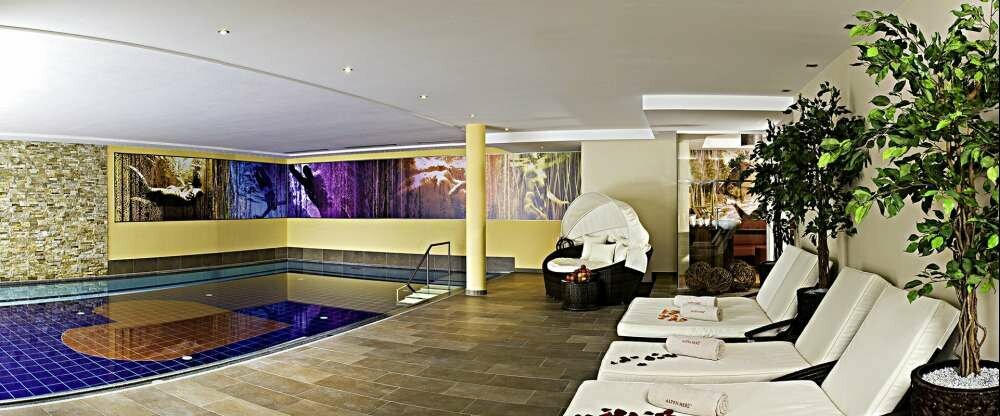 Hallenbad mit Aussenpool