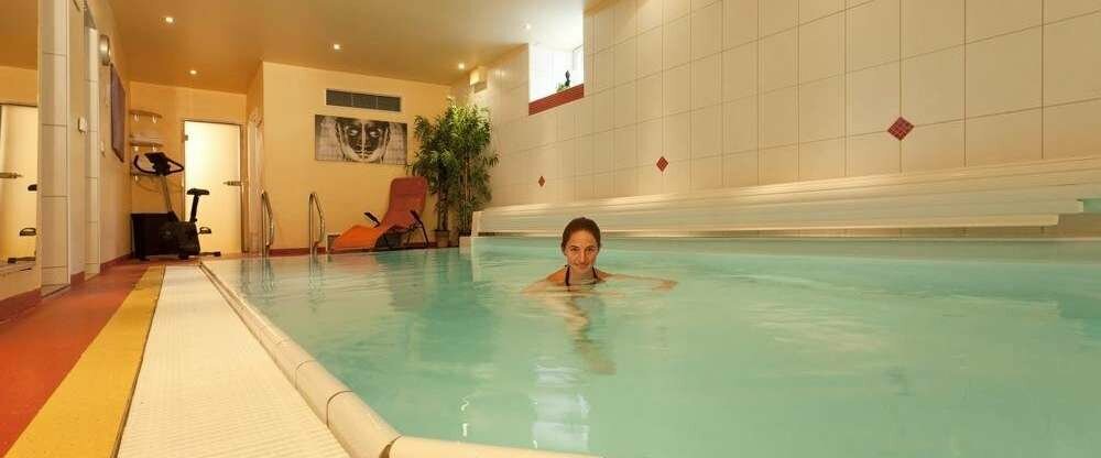 Hallenbad mit Gegenstromanlage