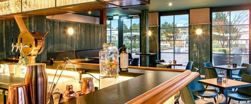 Unsere einzigartige Gin- und Cocktailbar direkt am Yachthafen. 