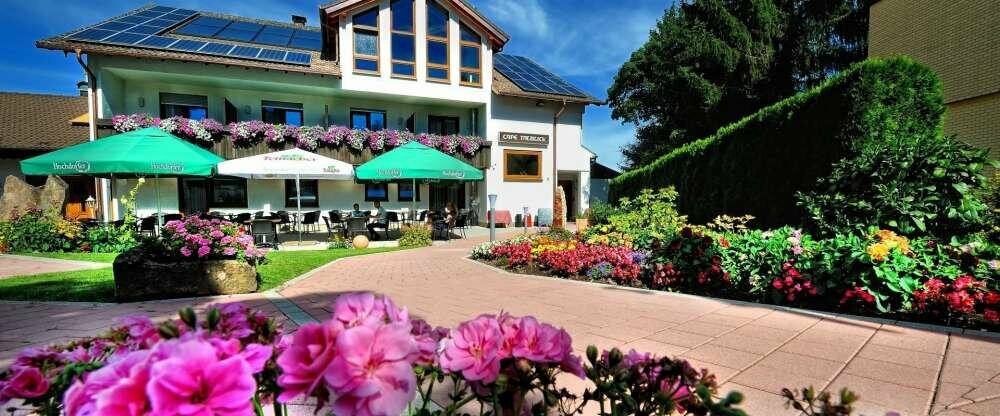 Sonnenterrasse mit Eingang zum Hotel