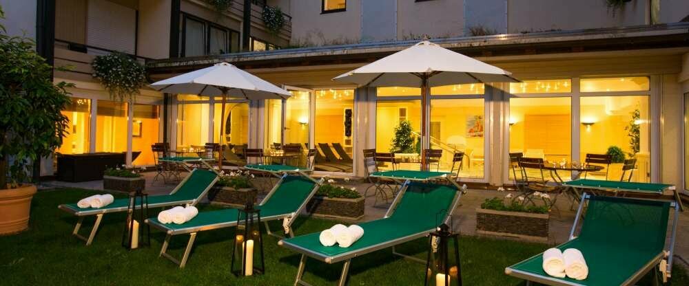 Hauseigene Therme bei Nacht