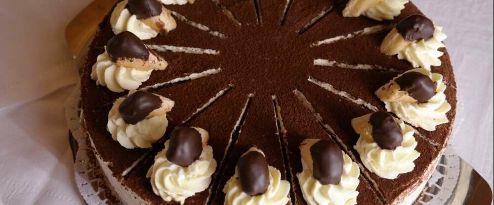 All unsere Kuchen und Torten sind hausgemacht und immer wieder unterschiedlich. An Manchen Tagen mit Buffet..