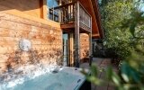 Das Heimat-Chalet hat eine Wohnfläche von 120m² und verfügt über einen Wohnraum mit kleiner Küche, ein Schlafzimmer im Parterre, ein großes Badezimmer mit DU/WC, ein separates DU/WC und eine gemütliche Galerie im Obergeschoß mit Balkon, mit Doppel-Wasserb