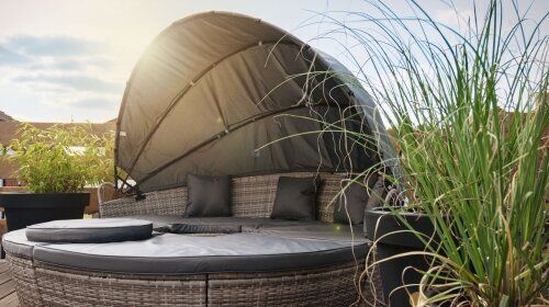 Exklusive 5-Sterne-Ferienwohnung für bis zu 6 Personen mit traumhafter Dachterrasse

Erleben Sie Urlaub auf höchstem Niveau in unserer ca. 92 m² großen, urig-gemütlichen Ferienwohnung – perfekt für bis zu 6 Personen. Die geschmackvoll eingerichteten Räu