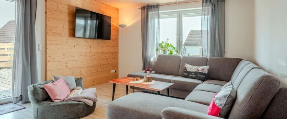 Exklusive 5-Sterne-Ferienwohnung für bis zu 6 Personen mit traumhafter Dachterrasse Erleben Sie Urlaub auf höchstem Niveau in der ca. 92 m² großen, urig-gemütlichen Ferienwohnung – perfekt für bis zu 6 Personen. Die geschmackvoll eingerichteten Räume v