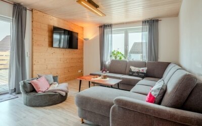 Exklusive 5-Sterne-Ferienwohnung für bis zu 6 Personen mit traumhafter Dachterrasse Erleben Sie Urlaub auf höchstem Niveau in der ca. 92 m² großen, urig-gemütlichen Ferienwohnung – perfekt für bis zu 6 Personen. Die geschmackvoll eingerichteten Räume v