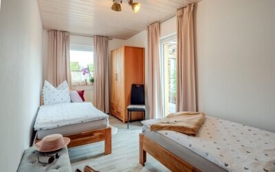 Exklusive 5-Sterne-Ferienwohnung für bis zu 6 Personen mit traumhafter Dachterrasse Erleben Sie Urlaub auf höchstem Niveau in der ca. 92 m² großen, urig-gemütlichen Ferienwohnung – perfekt für bis zu 6 Personen. Die geschmackvoll eingerichteten Räume v