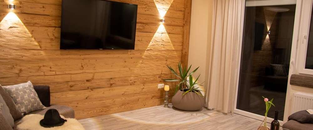 Am 09.03.2020 wurde die Ferienwohnung “Heimatliebe” eröffnet. Auf ca. 75m² wurde der typische Chalet Stil bis in jede Ecke verwirklicht. Edle und rustikale Gegenstände – dieser Stilmix zieht sich durch die gesamte Wohnung und passt ganz wunderbar in die R