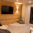 Am 09.03.2020 wurde die Ferienwohnung “Heimatliebe” eröffnet. Auf ca. 75m² wurde der typische Chalet Stil bis in jede Ecke verwirklicht. Edle und rustikale Gegenstände – dieser Stilmix zieht sich durch die gesamte Wohnung und passt ganz wunderbar in die R