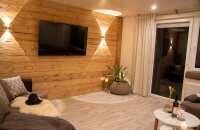 Am 09.03.2020 wurde die Ferienwohnung “Heimatliebe” eröffnet. Auf ca. 75m² wurde der typische Chalet Stil bis in jede Ecke verwirklicht. Edle und rustikale Gegenstände – dieser Stilmix zieht sich durch die gesamte Wohnung und passt ganz wunderbar in die R