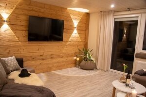 Am 09.03.2020 wurde die Ferienwohnung “Heimatliebe” eröffnet. Auf ca. 75m² wurde der typische Chalet Stil bis in jede Ecke verwirklicht. Edle und rustikale Gegenstände – dieser Stilmix zieht sich durch die gesamte Wohnung und passt ganz wunderbar in die R