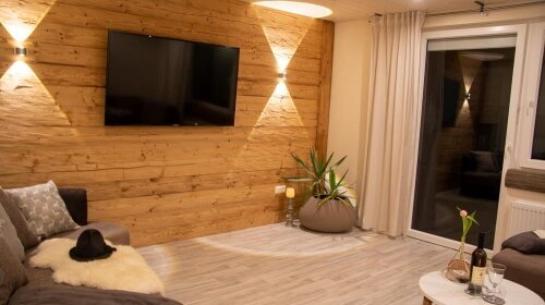 Am 09.03.2020 wurde die Ferienwohnung “Heimatliebe” eröffnet. Auf ca. 75m² wurde der typische Chalet Stil bis in jede Ecke verwirklicht. Edle und rustikale Gegenstände – dieser Stilmix zieht sich durch die gesamte Wohnung und passt ganz wunderbar in die R