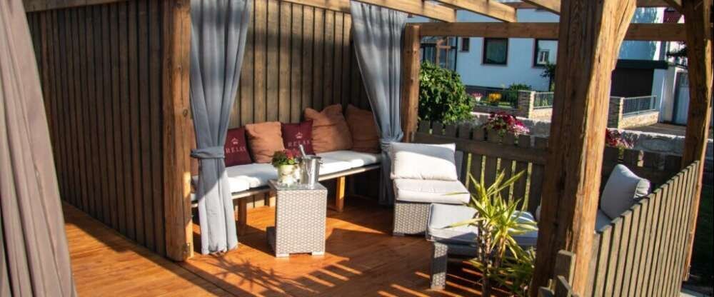 Am 09.03.2020 wurde die Ferienwohnung “Heimatliebe” eröffnet. Auf ca. 75m² wurde der typische Chalet Stil bis in jede Ecke verwirklicht. Edle und rustikale Gegenstände – dieser Stilmix zieht sich durch die gesamte Wohnung und passt ganz wunderbar in die R