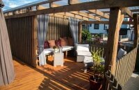 Am 09.03.2020 wurde die Ferienwohnung “Heimatliebe” eröffnet. Auf ca. 75m² wurde der typische Chalet Stil bis in jede Ecke verwirklicht. Edle und rustikale Gegenstände – dieser Stilmix zieht sich durch die gesamte Wohnung und passt ganz wunderbar in die R