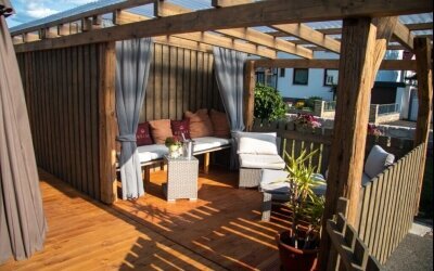 Am 09.03.2020 wurde die Ferienwohnung “Heimatliebe” eröffnet. Auf ca. 75m² wurde der typische Chalet Stil bis in jede Ecke verwirklicht. Edle und rustikale Gegenstände – dieser Stilmix zieht sich durch die gesamte Wohnung und passt ganz wunderbar in die R